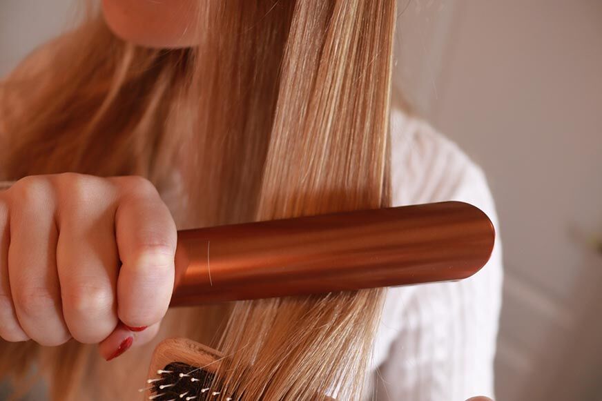 Волосы уложены с помощью Dyson Corrale. 